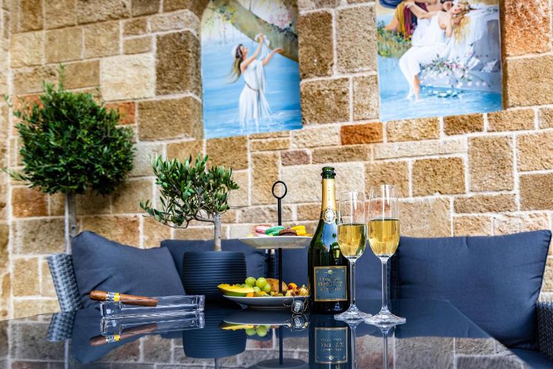 Chateau Anax Luxury suites - image 2
