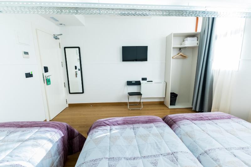 Triple Room with Shared Bathroom image 4
