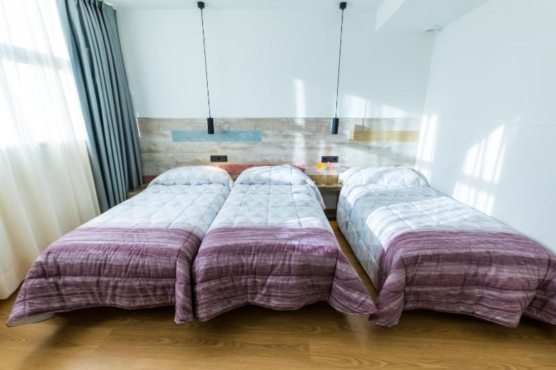 Triple Room with Shared Bathroom image 3