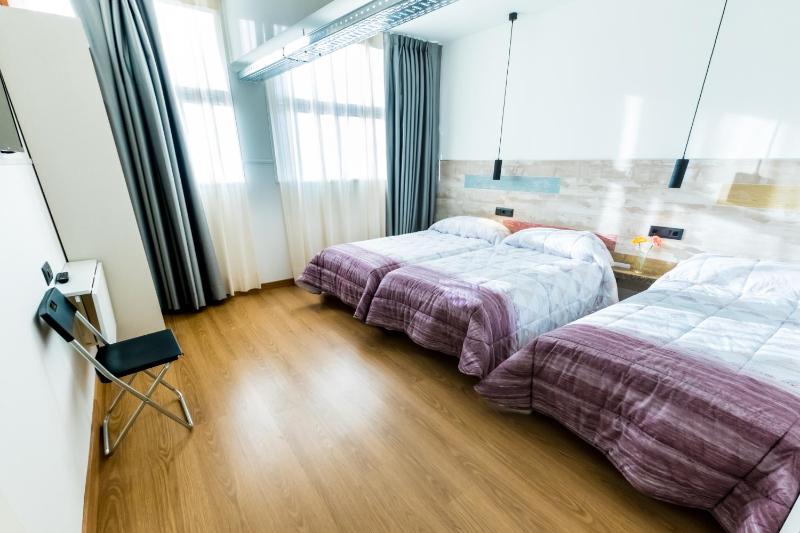 Triple Room with Shared Bathroom image 2