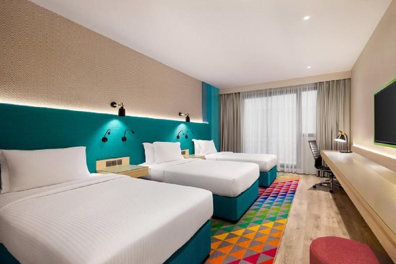 Family Room, 3 Single Beds - Complimentary Transfer to La Mer Beach, Dubai Mall / Burj Khalifa Metro Station image 4