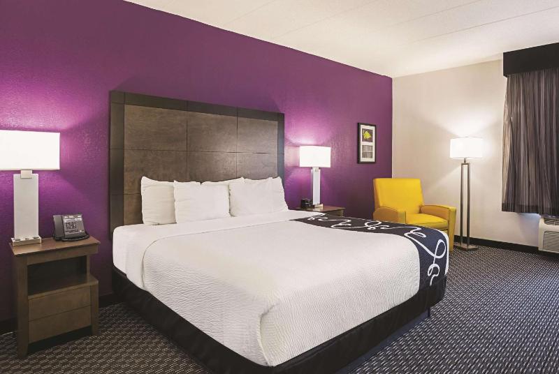 Deluxe King Room image 2