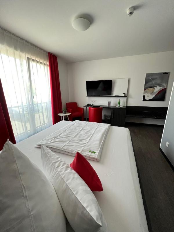 Large Single Room image 3