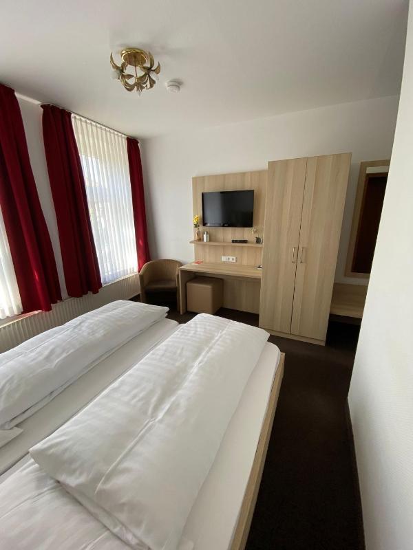 Double Room image 3