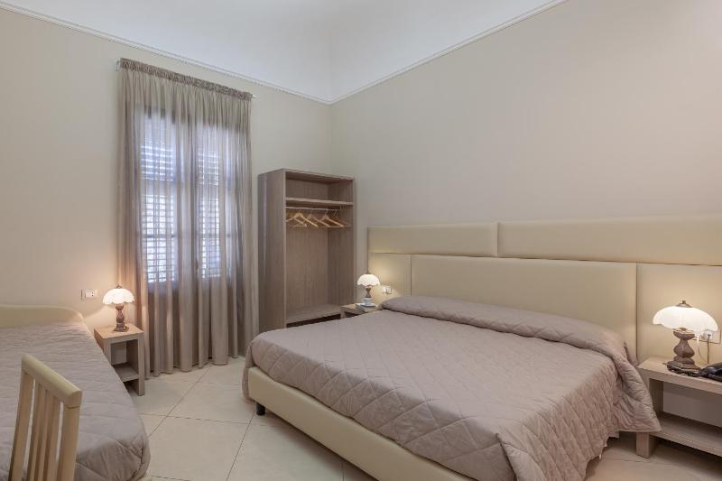 Quadruple Room image 4