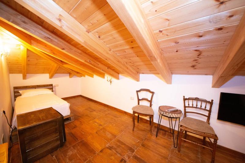 Classic Triple Room - Attic image 4