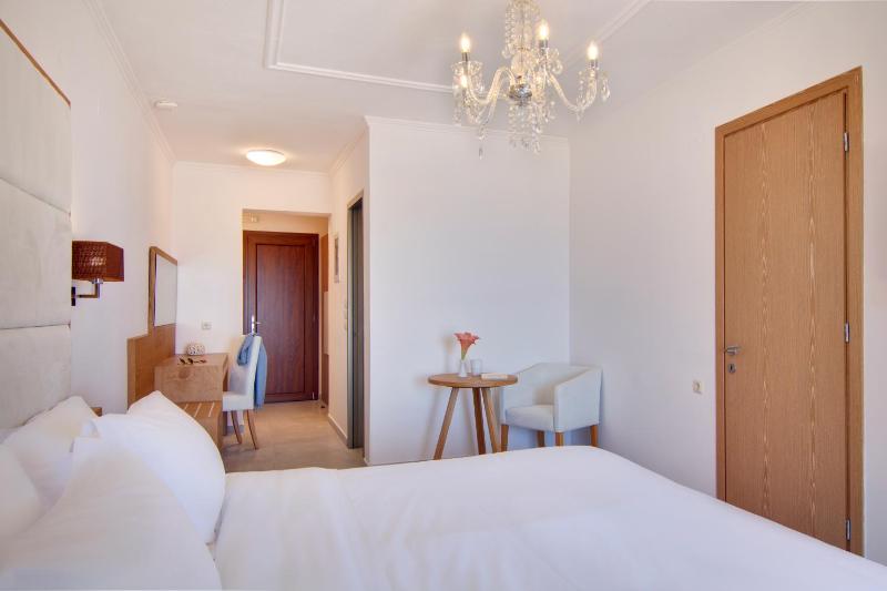 Superior Double Room with Balcony and Sea View image 1