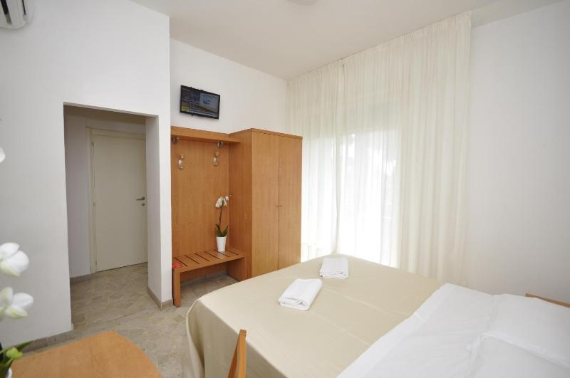 Quadruple Room with Balcony image 2
