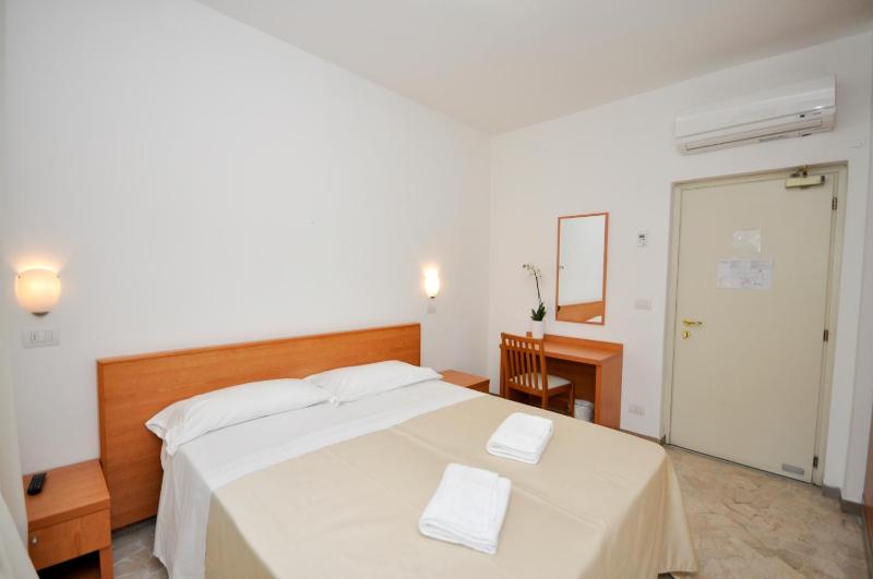 Double or Twin Room image 3