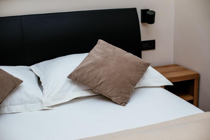 City harbour deluxe suites - image 2