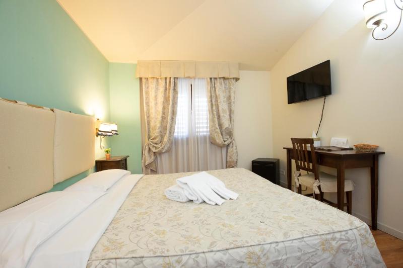 Double Room with Extra Bed image 4