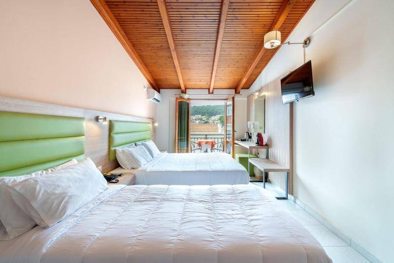 Triple Room with City View image 1