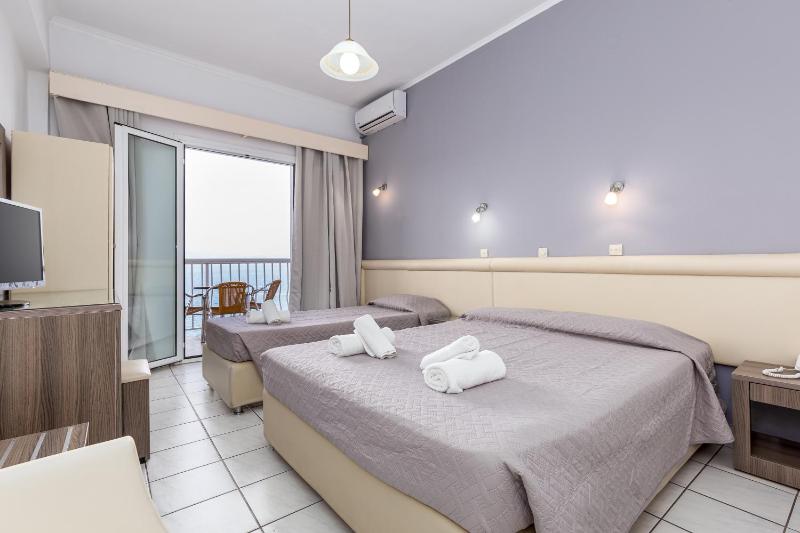Triple Room with Sea View image 3