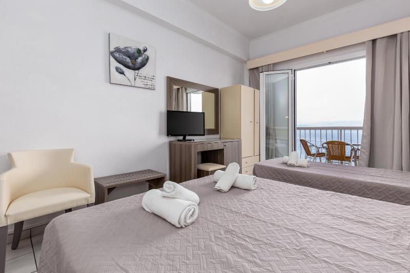 Triple Room with Sea View image 4