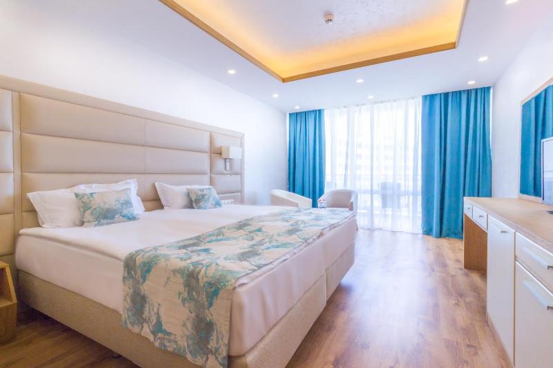 Twin Room with Balcony and side Sea View  image 4