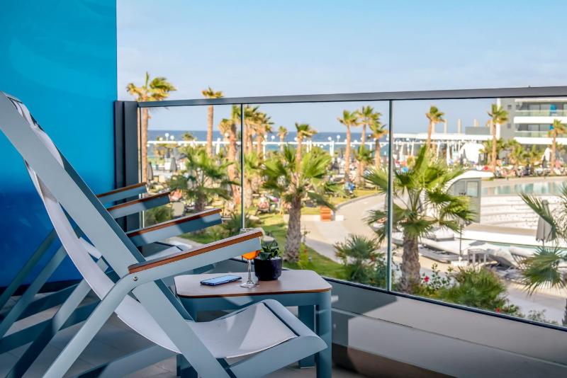 Double Pool or Sea View image 1