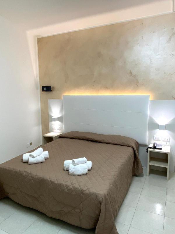Double Room image 4