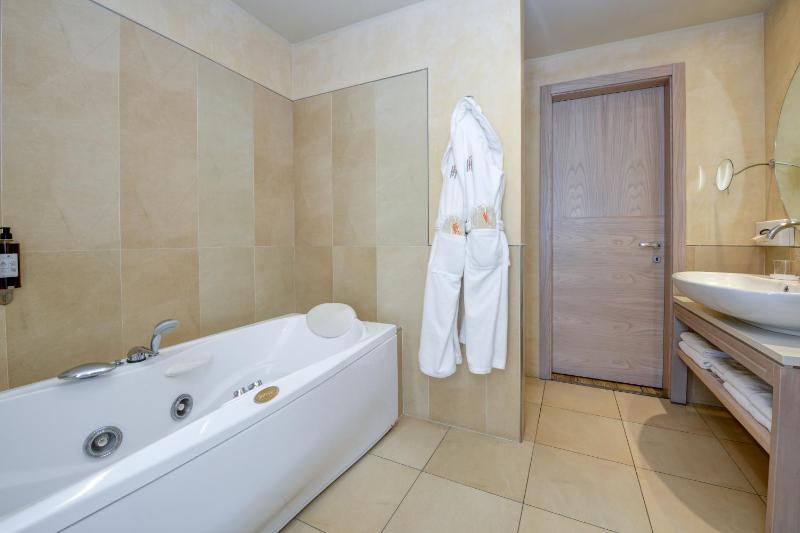 Junior Suite with Lake View image 2