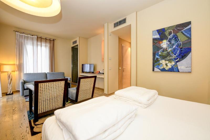Junior Suite with Lake View image 4