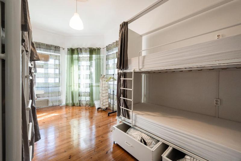 Bed in 6-Bed Mixed Dormitory Room image 2