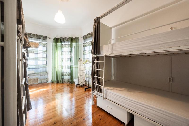 Bed in 6-Bed Mixed Dormitory Room image 3