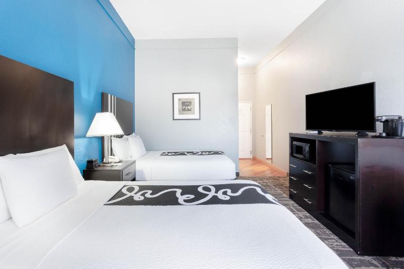 Deluxe Double Room with Two Double Beds image 3
