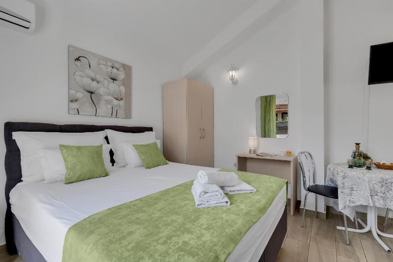 Apartments Danica Drašnice - image 11