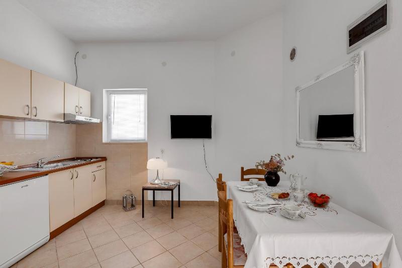 Apartments Danica Drašnice - image 17