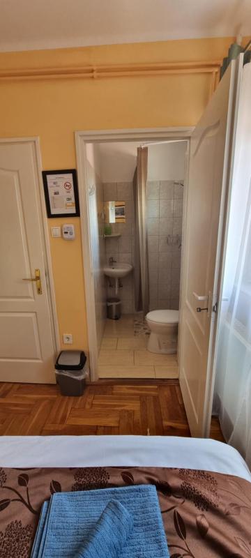 Economy Double Room image 4