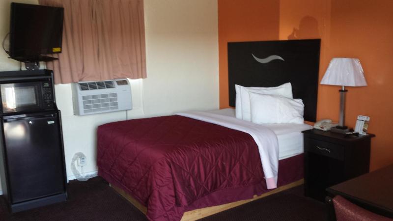 Queen Room image 3