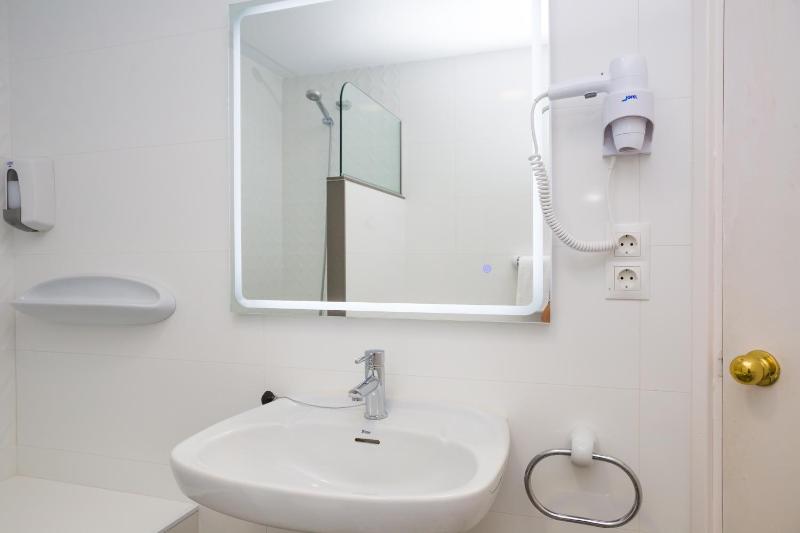 Standard Twin Room image 1