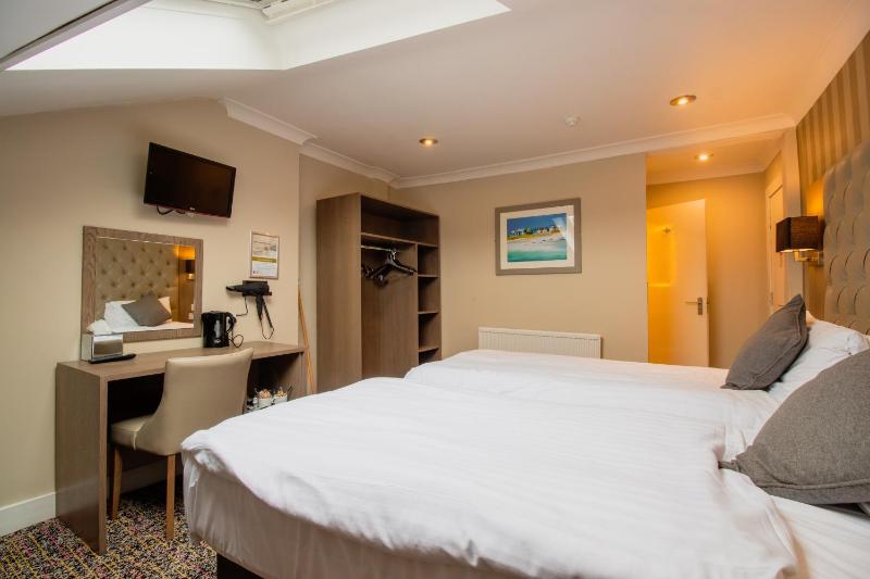 Twin Room image 4