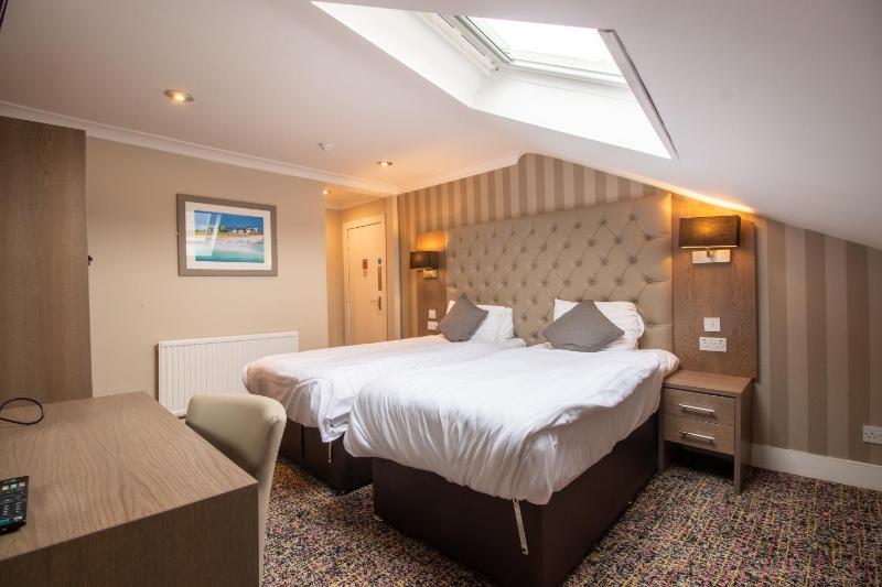 Twin Room image 3