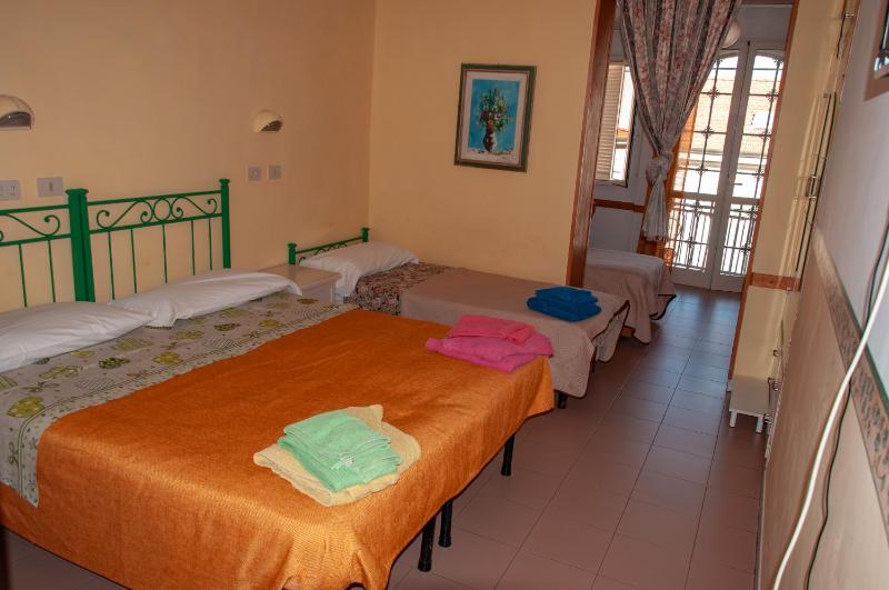 Standard Quadruple Room image 3