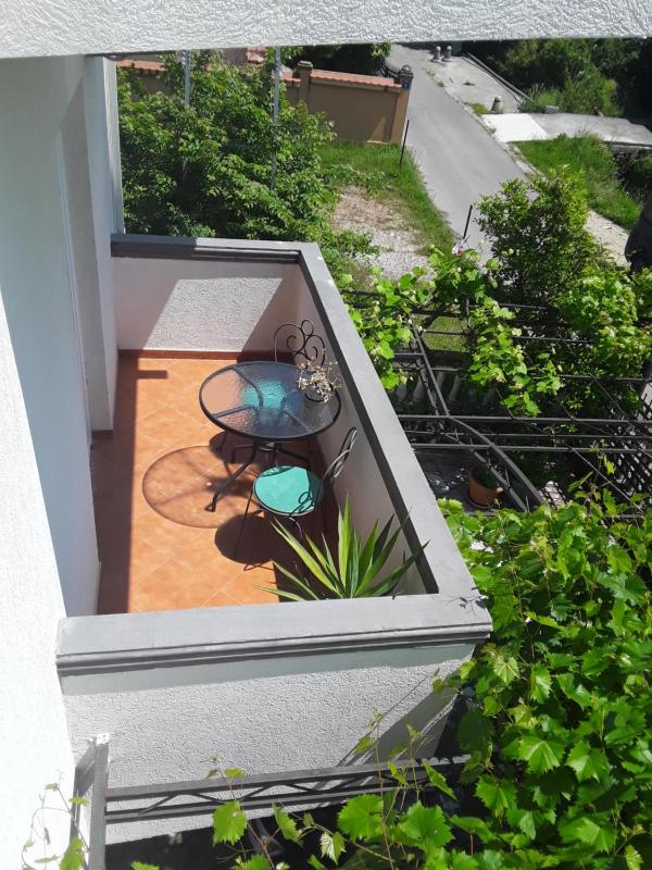 One-Bedroom Apartment with Balcony and Mountain View (4 Adults)  image 1