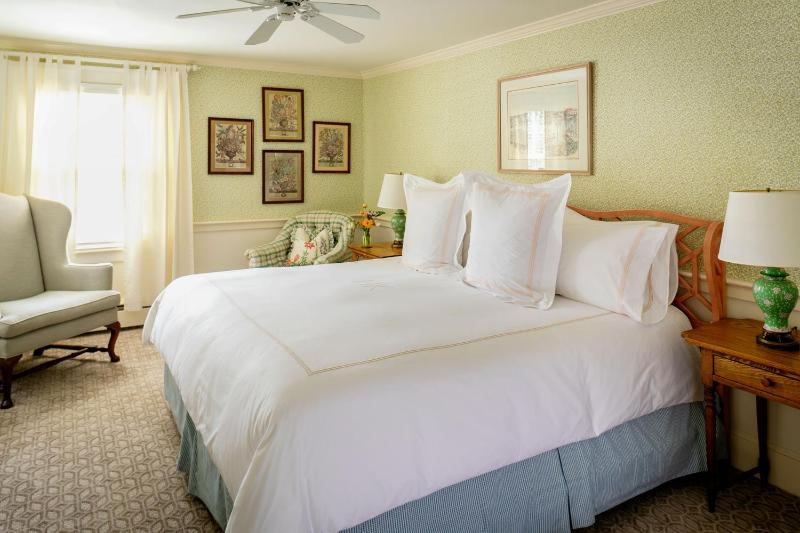 Standard King Room image 4