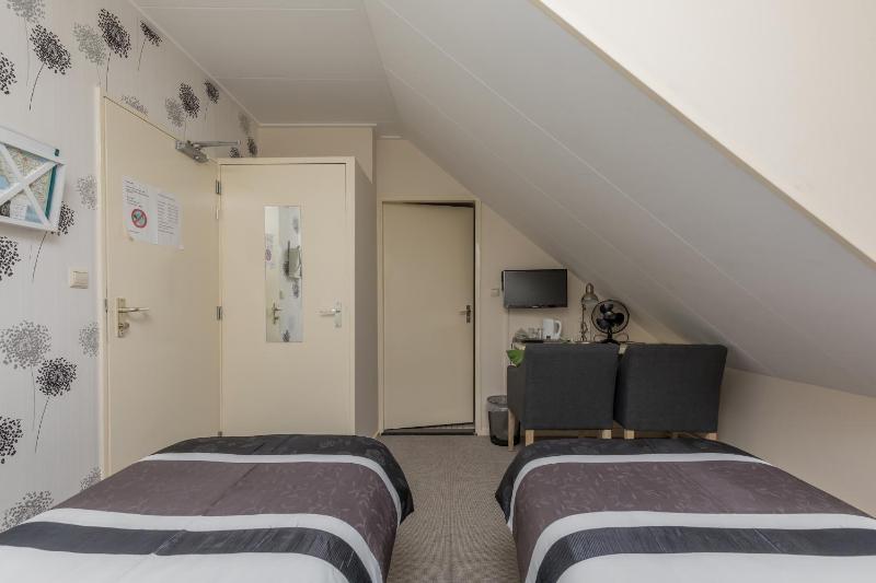 Twin Room image 3