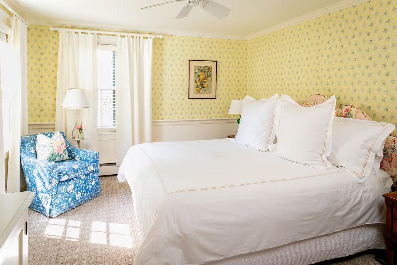 Standard King Room image 3