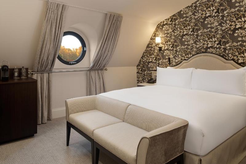 Queen Eaves Room image 1