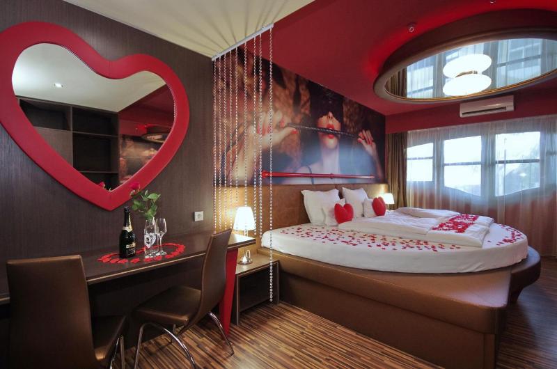 Deluxe Room image 3