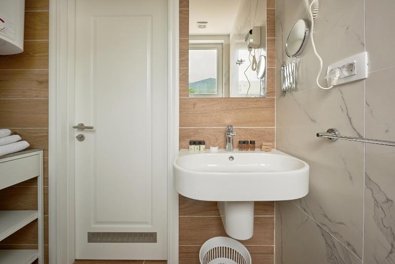 Twin Room with Balcony image 3