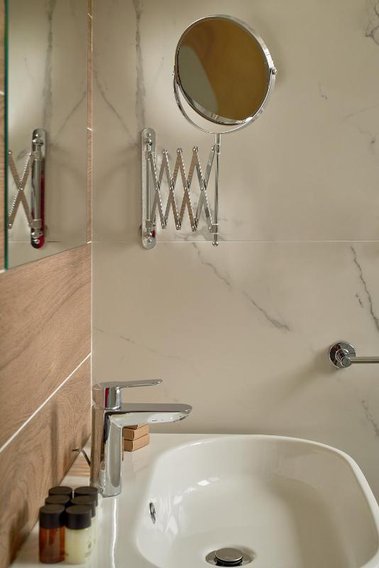 Twin Room with Balcony image 4