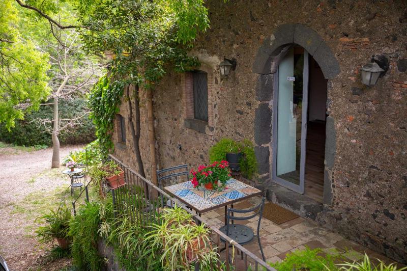 Double Room with Balcony image 2