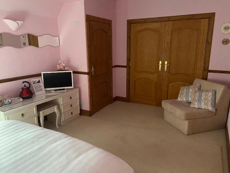 Standard Double Room image 4