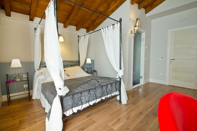 Deluxe Double Room image 4