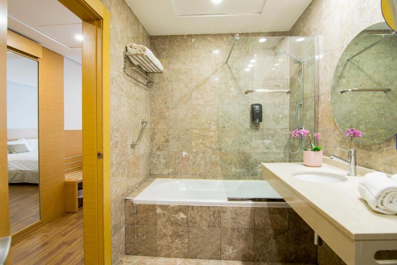 Deluxe Room (2 Adults + 1 Child) image 3