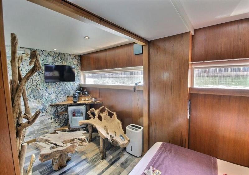 Suite with Hot Tub image 4