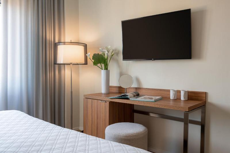Double Room with Sea View image 3