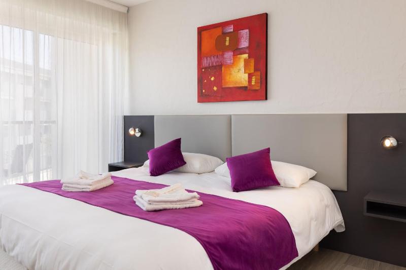 Double or Twin Room image 4