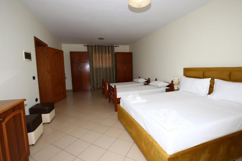 Quadruple Room with Sea View image 4